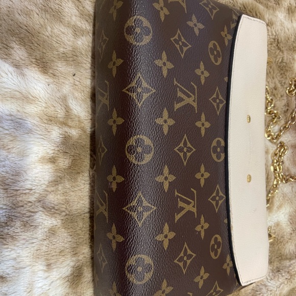 Louis Vuitton cream monogram canvas bag with chain. - Picture 4 of 4